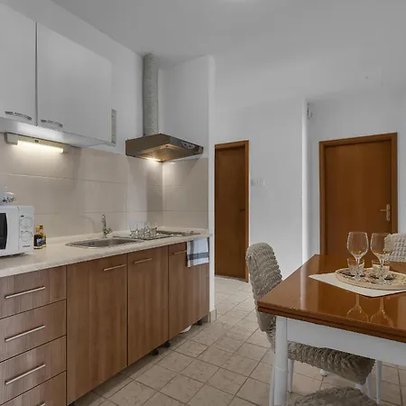 Апартаменти And Mila *