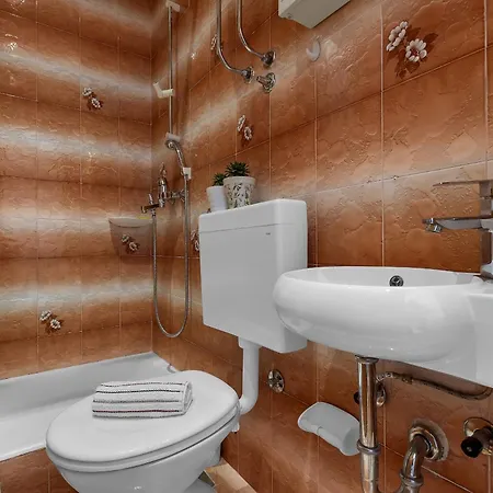 Апартаменти And Mila Макарська