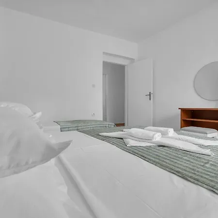 And Mila Макарська