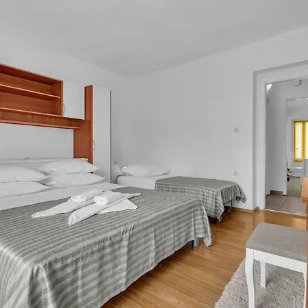 Апартаменти And Mila *